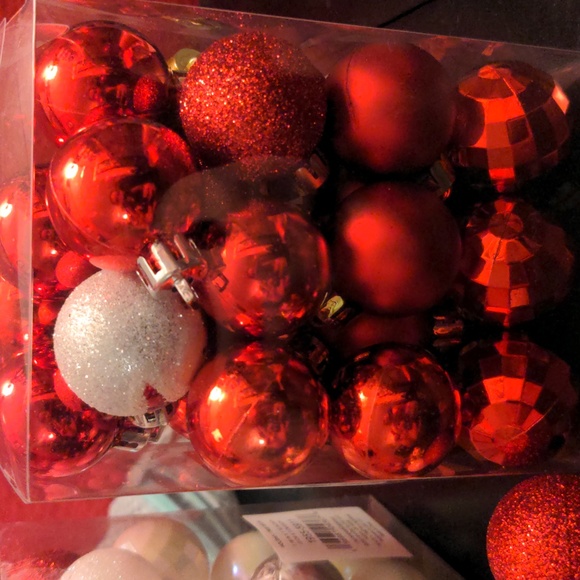 Mix of small red and white ornaments, open box but not used - Picture 4 of 4